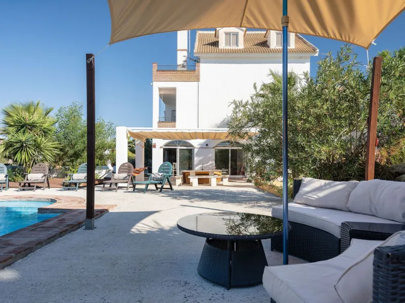 Welcome to this villa in the Alhaurín countryside offering 4 bedrooms, 4 bathrooms, over 5,000 m² plot  and a private pool!
