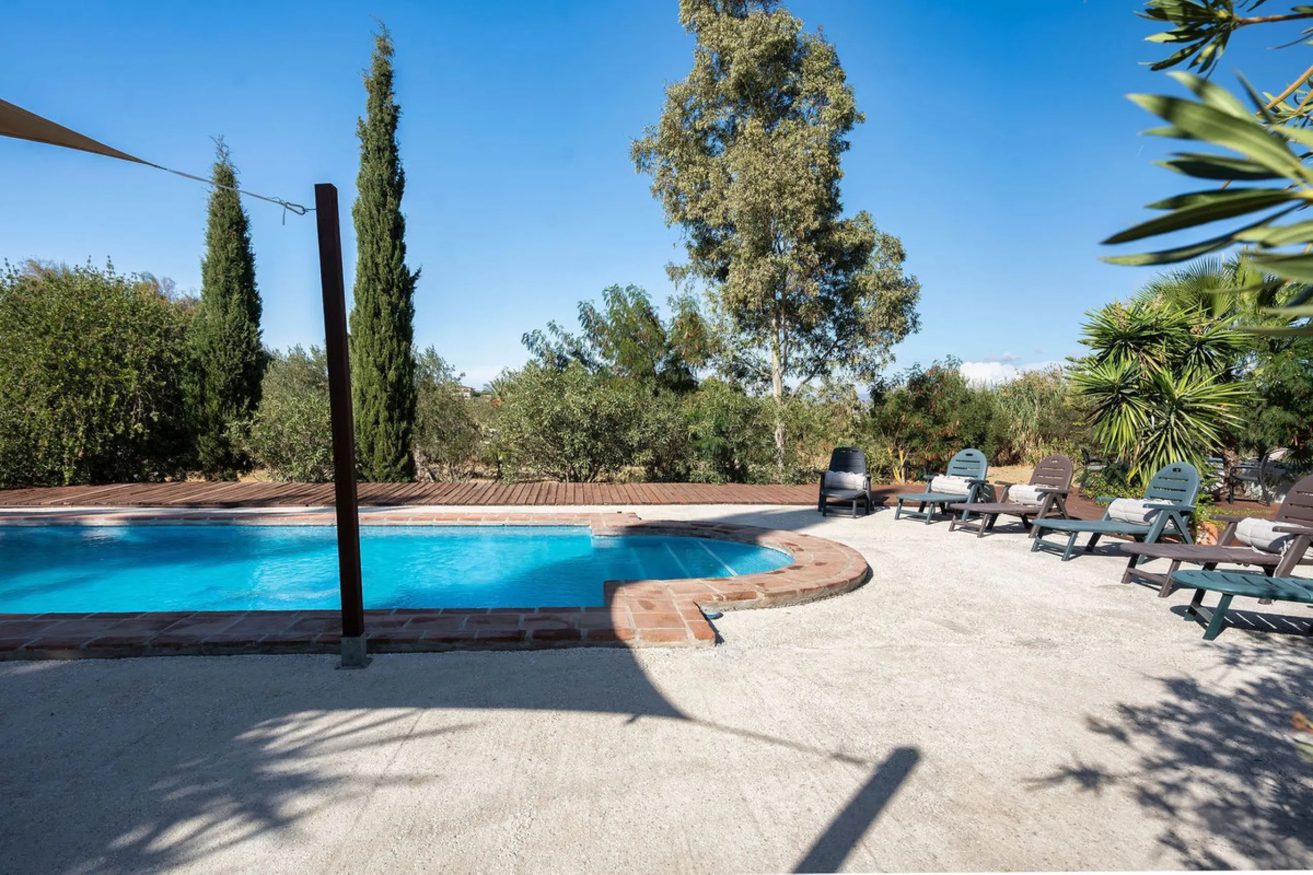 Welcome to this villa in the Alhaurín countryside offering 4 bedrooms, 4 bathrooms, over 5,000 m² plot  and a private pool!