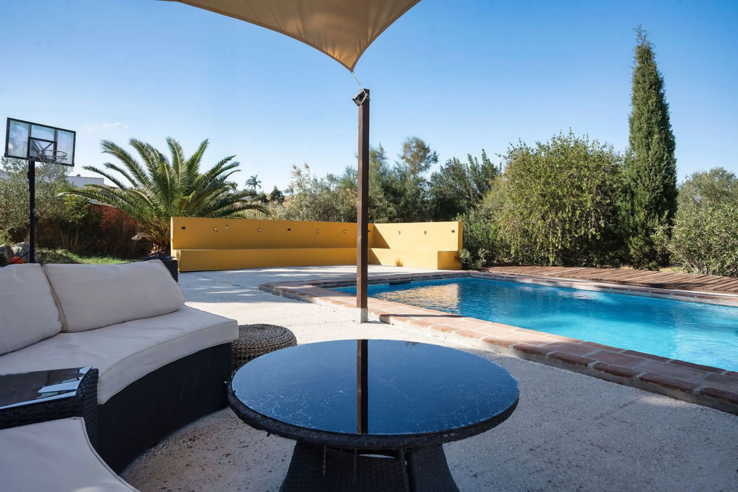 Welcome to this villa in the Alhaurín countryside offering 4 bedrooms, 4 bathrooms, over 5,000 m² plot  and a private pool!