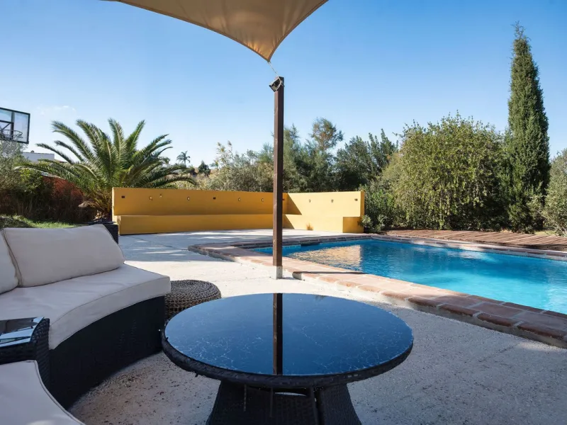 Welcome to this villa in the Alhaurín countryside offering 4 bedrooms, 4 bathrooms, over 5,000 m² plot  and a private pool!