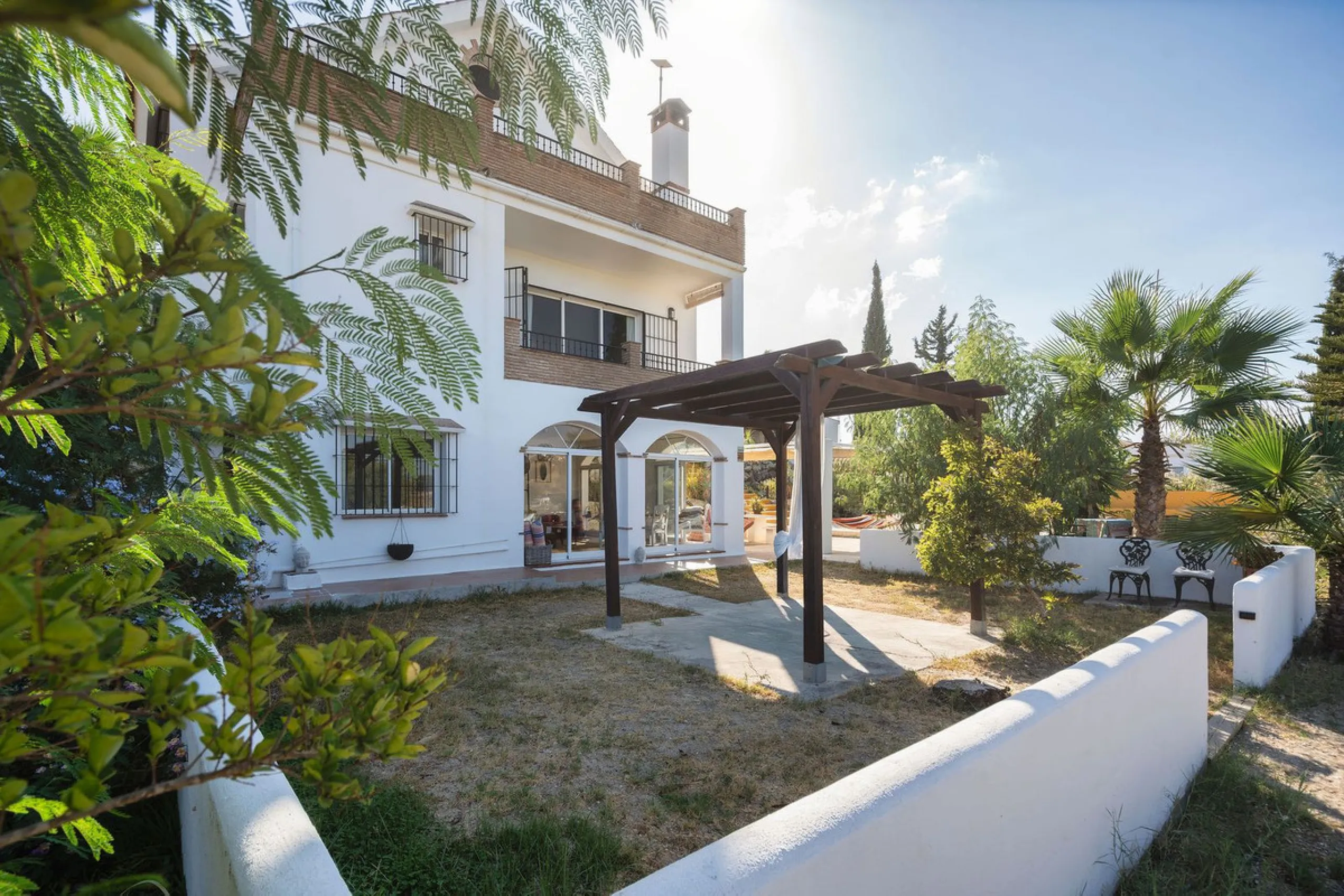 Welcome to this villa in the Alhaurín countryside offering 4 bedrooms, 4 bathrooms, over 5,000 m² plot  and a private pool!