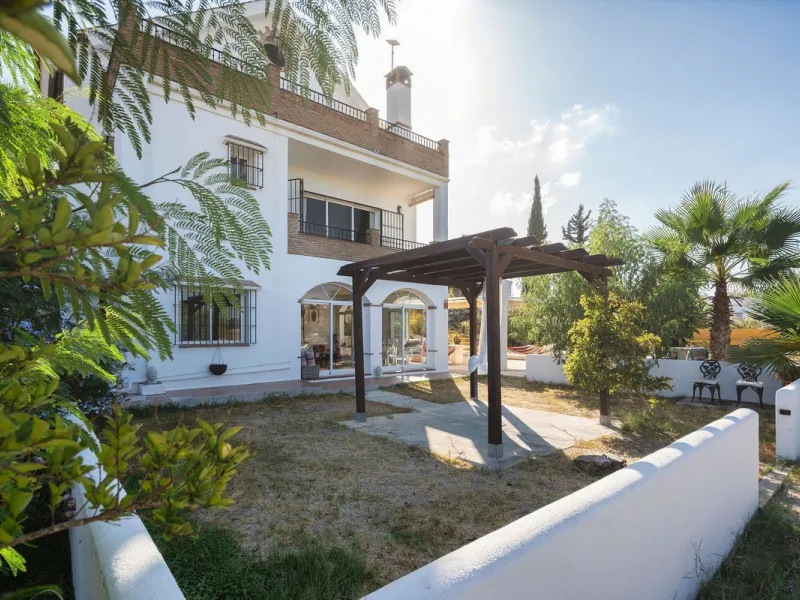 Welcome to this villa in the Alhaurín countryside offering 4 bedrooms, 4 bathrooms, over 5,000 m² plot  and a private pool!