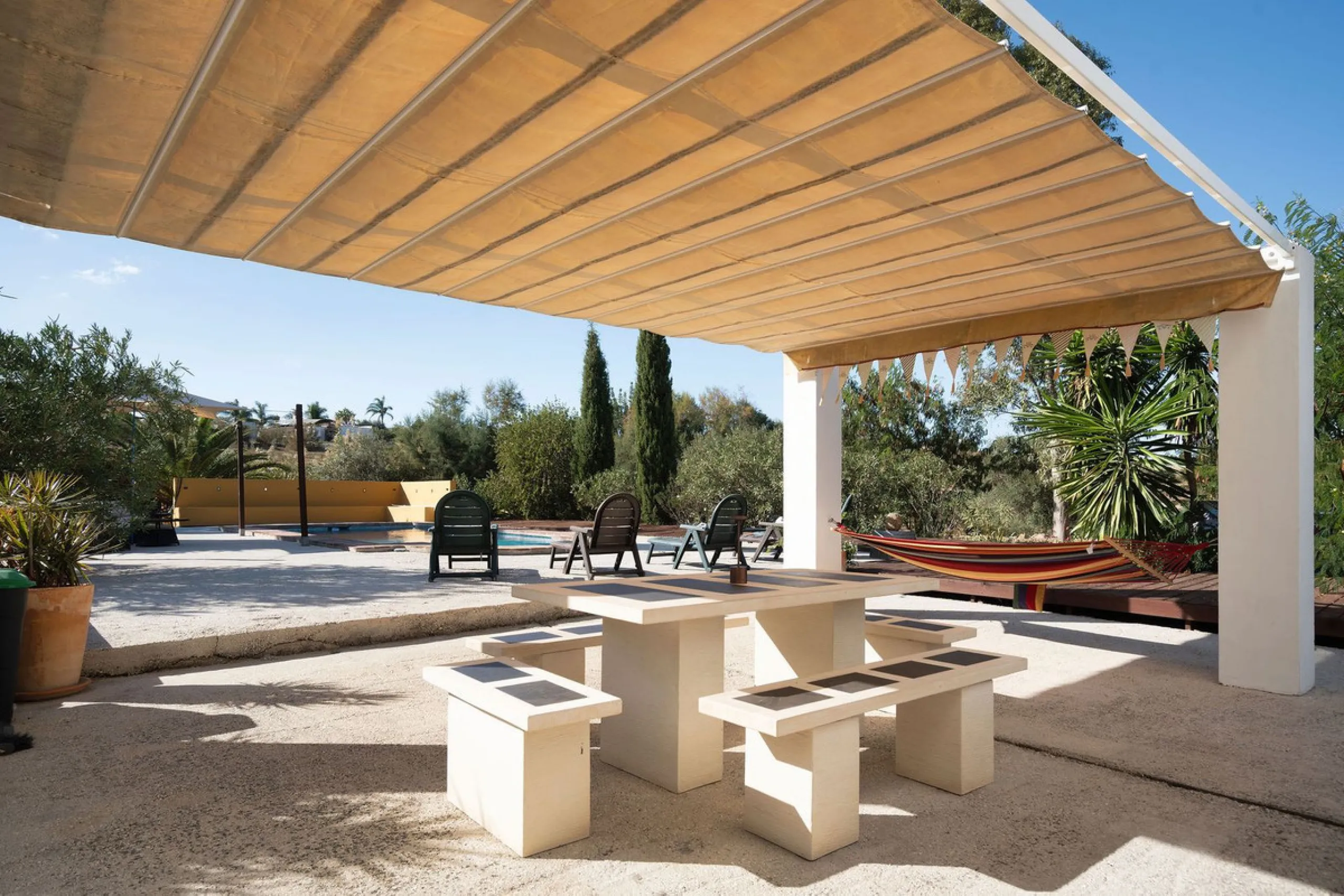 Welcome to this villa in the Alhaurín countryside offering 4 bedrooms, 4 bathrooms, over 5,000 m² plot  and a private pool!