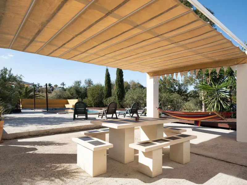 Welcome to this villa in the Alhaurín countryside offering 4 bedrooms, 4 bathrooms, over 5,000 m² plot  and a private pool!