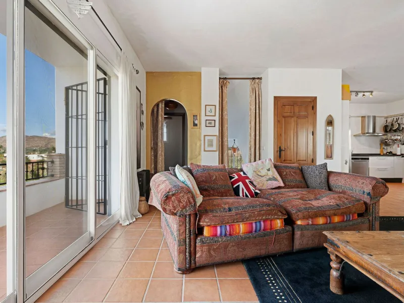 Welcome to this villa in the Alhaurín countryside offering 4 bedrooms, 4 bathrooms, over 5,000 m² plot  and a private pool!