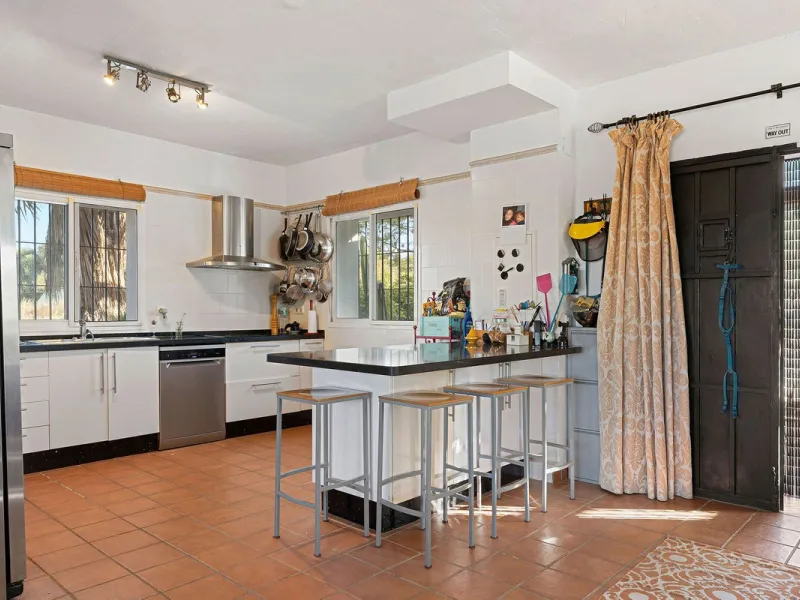 Welcome to this villa in the Alhaurín countryside offering 4 bedrooms, 4 bathrooms, over 5,000 m² plot  and a private pool!