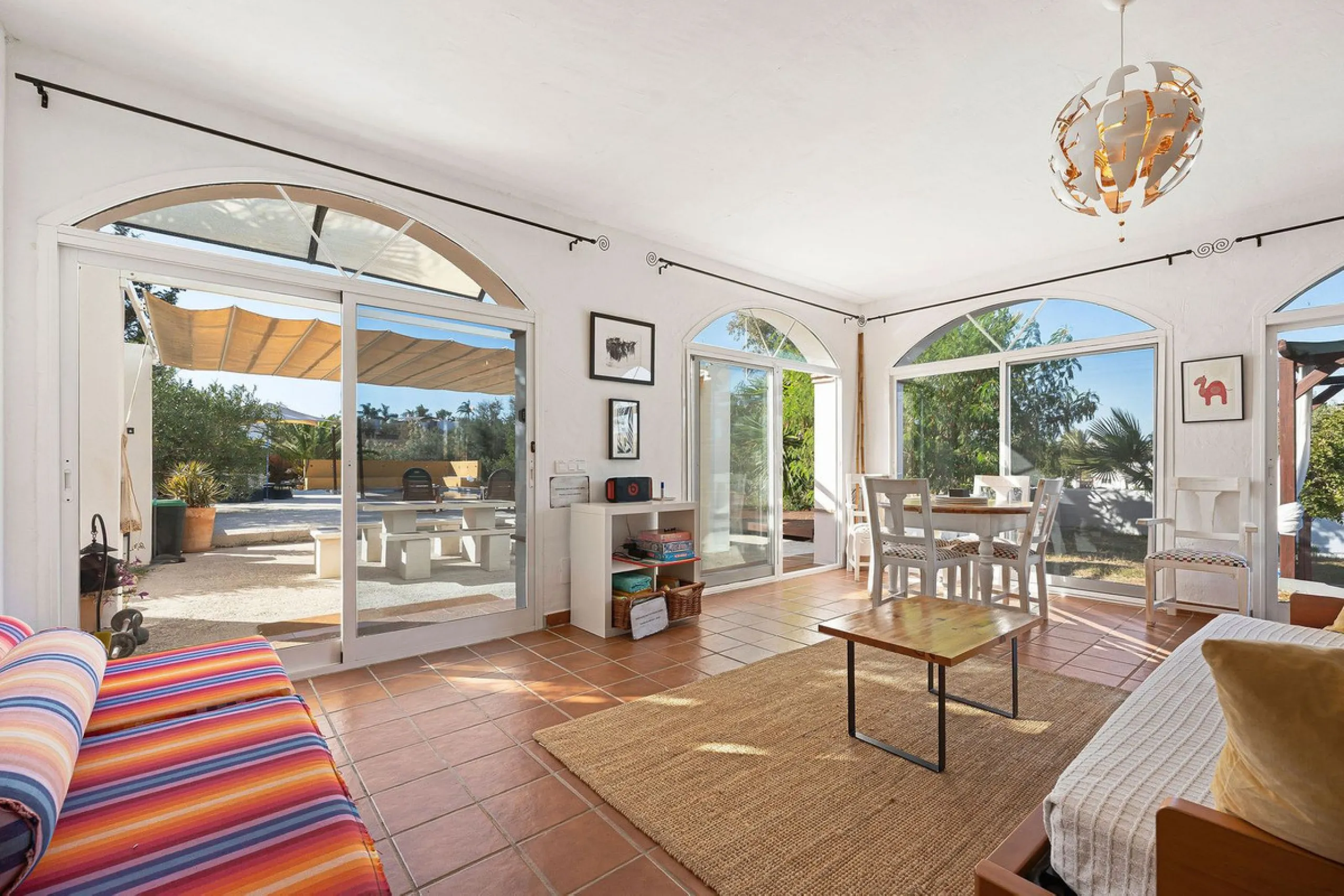 Welcome to this villa in the Alhaurín countryside offering 4 bedrooms, 4 bathrooms, over 5,000 m² plot  and a private pool!
