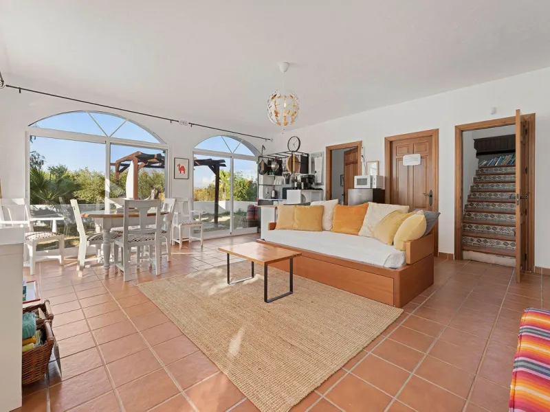 Welcome to this villa in the Alhaurín countryside offering 4 bedrooms, 4 bathrooms, over 5,000 m² plot  and a private pool!