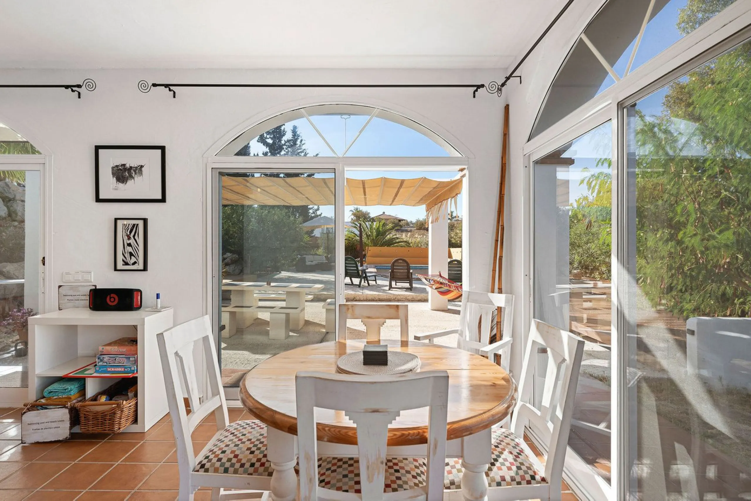 Welcome to this villa in the Alhaurín countryside offering 4 bedrooms, 4 bathrooms, over 5,000 m² plot  and a private pool!