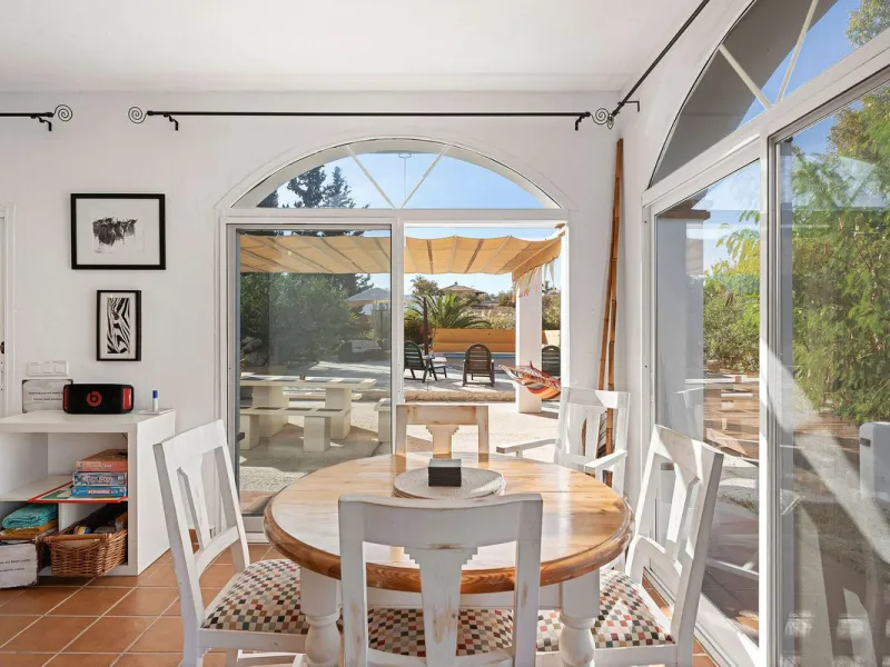 Welcome to this villa in the Alhaurín countryside offering 4 bedrooms, 4 bathrooms, over 5,000 m² plot  and a private pool!