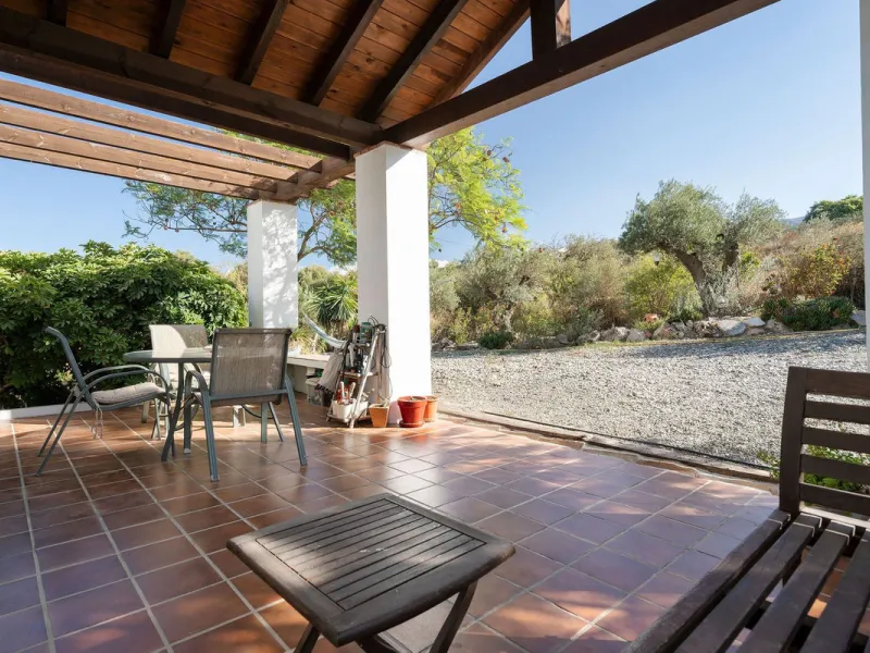 Welcome to this villa in the Alhaurín countryside offering 4 bedrooms, 4 bathrooms, over 5,000 m² plot  and a private pool!