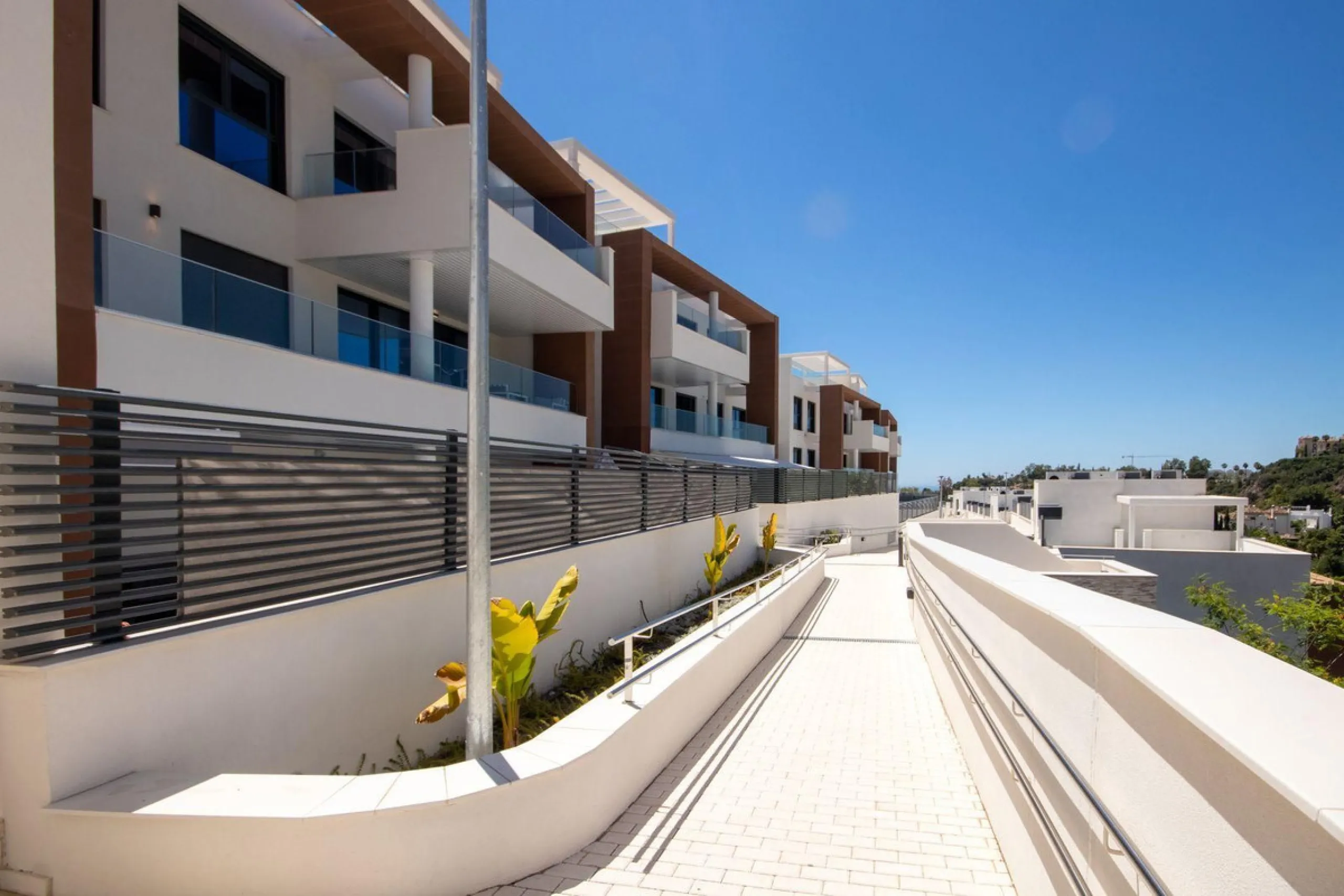 Contemporary Apartment with Exceptional 100 m² Terrace & Sea Views – Benahavís / Marbella