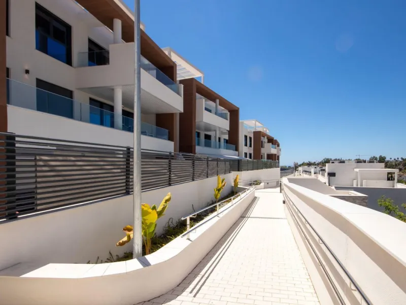 Contemporary Apartment with Exceptional 100 m² Terrace & Sea Views – Benahavís / Marbella