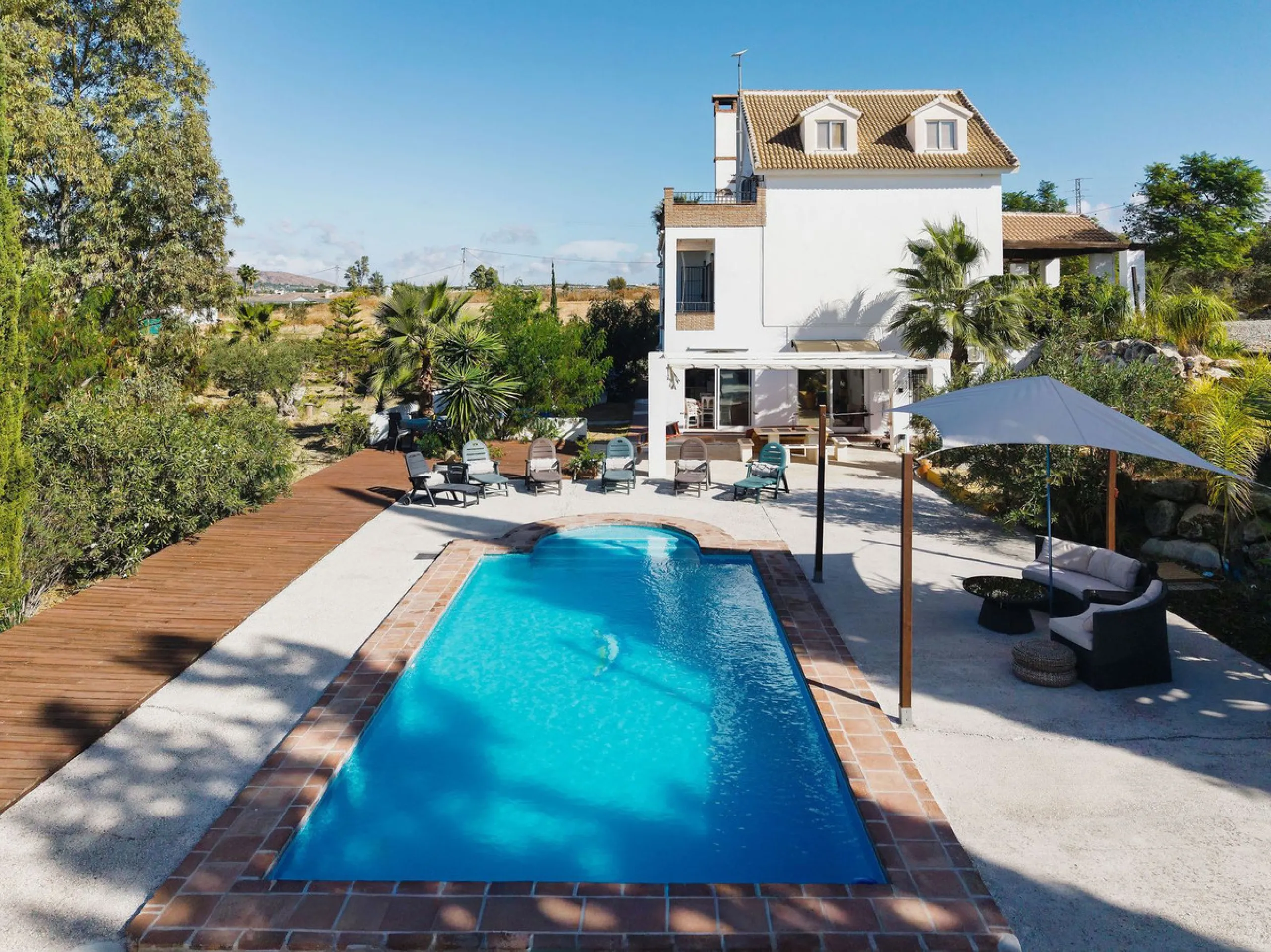 Welcome to this villa in the Alhaurín countryside offering 4 bedrooms, 4 bathrooms, over 5,000 m² plot  and a private pool!