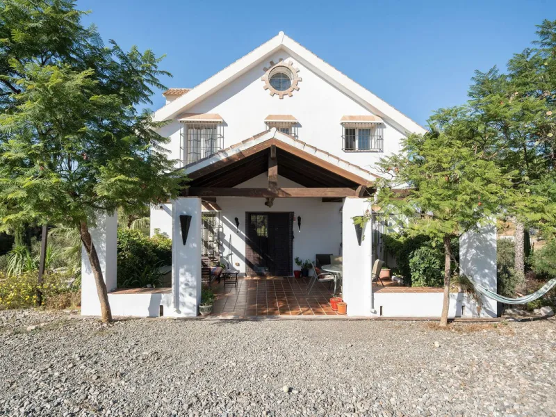Welcome to this villa in the Alhaurín countryside offering 4 bedrooms, 4 bathrooms, over 5,000 m² plot  and a private pool!