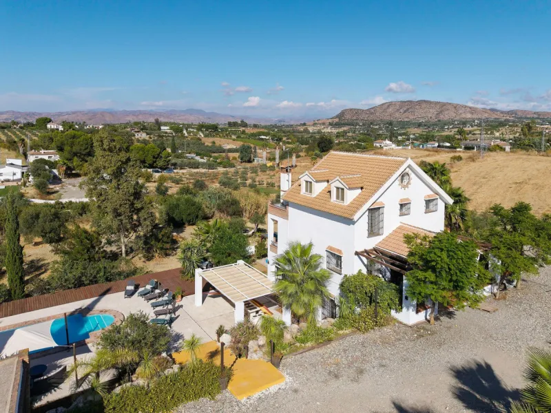 Welcome to this villa in the Alhaurín countryside offering 4 bedrooms, 4 bathrooms, over 5,000 m² plot  and a private pool!