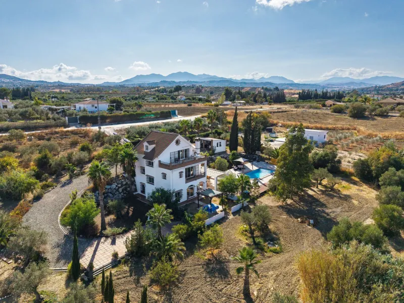 Welcome to this villa in the Alhaurín countryside offering 4 bedrooms, 4 bathrooms, over 5,000 m² plot  and a private pool!