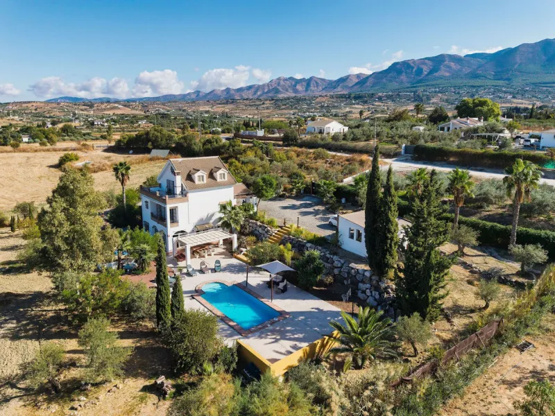 Welcome to this villa in the Alhaurín countryside offering 4 bedrooms, 4 bathrooms, over 5,000 m² plot  and a private pool!