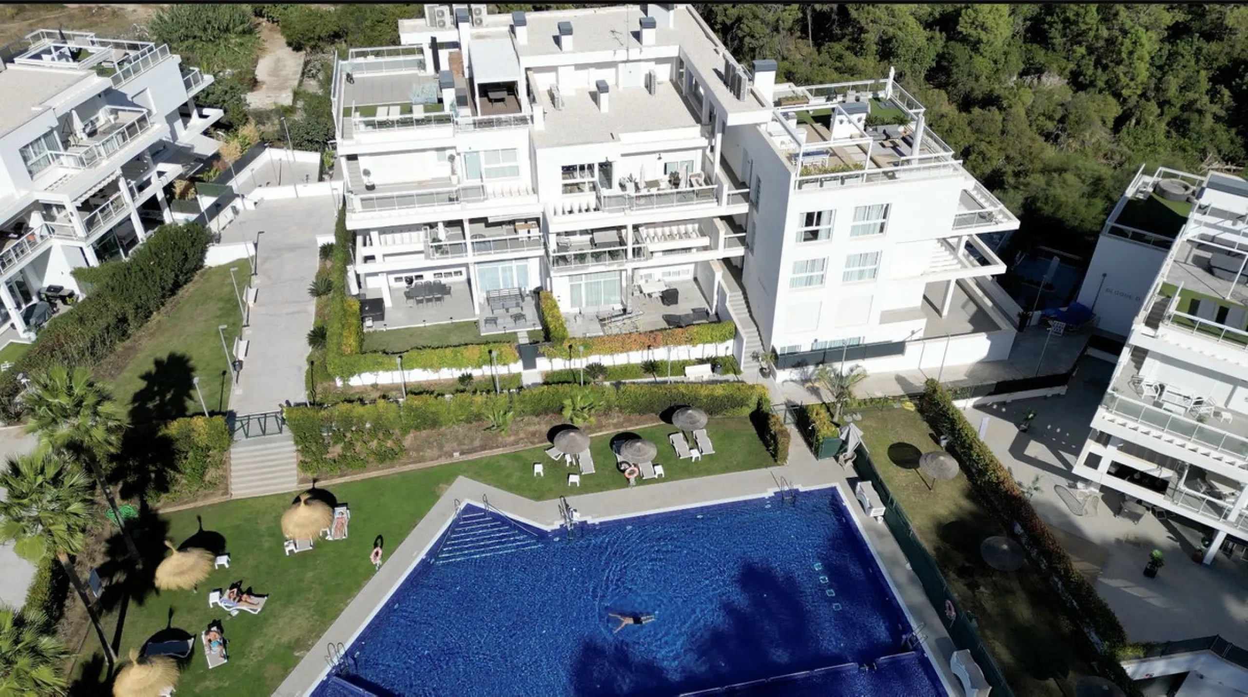 Fantastic 3 bedroom apartment in Riverside, Benahavis village.