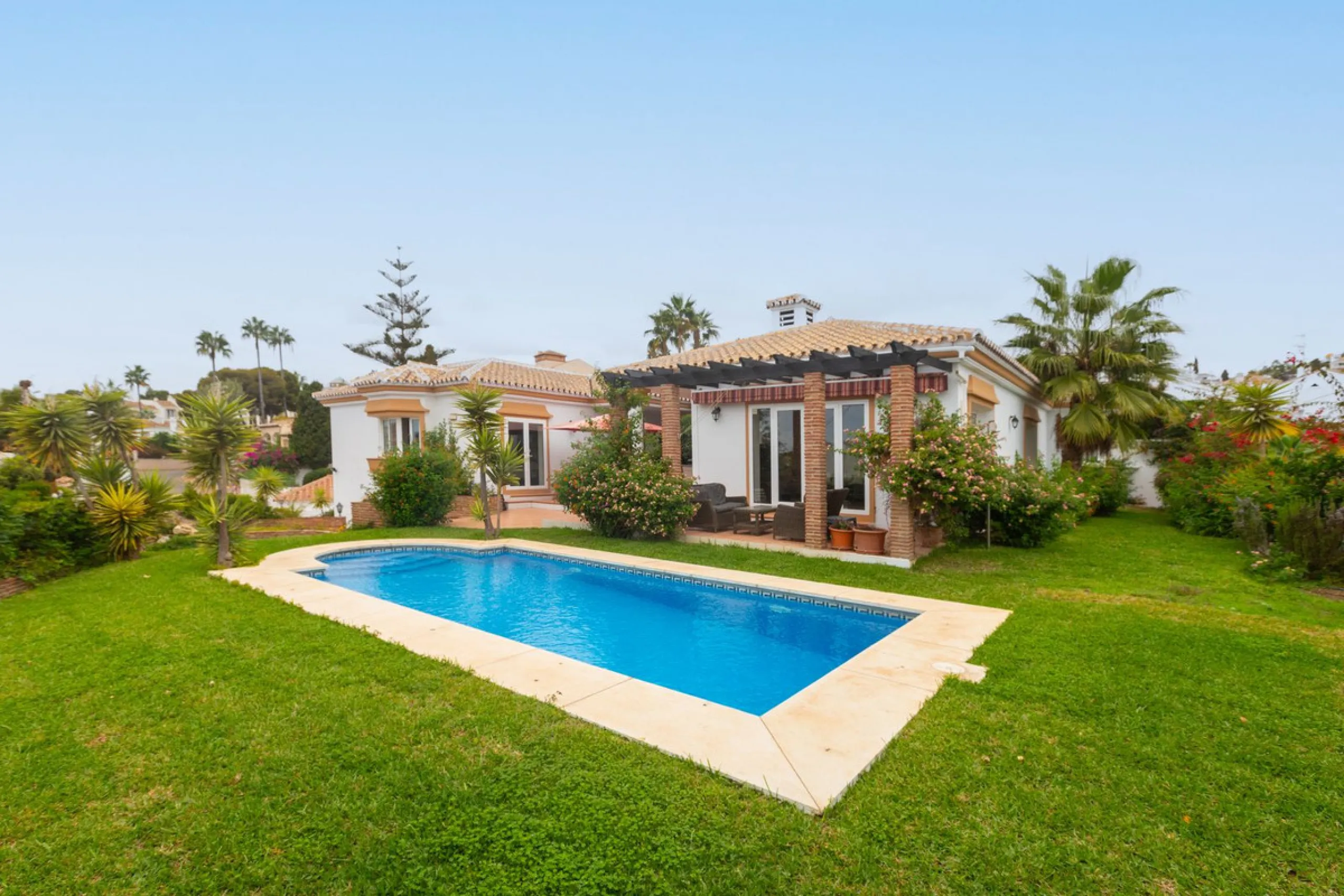 Stunning typical Andalusian 200m2 south-facing villa on one floor, partly renovated in 2024, offers sea views and is located in a very popular area of Riviera del Sol in very quiet street, just a 15-minute walk from the beach and 10 minutes from restauran