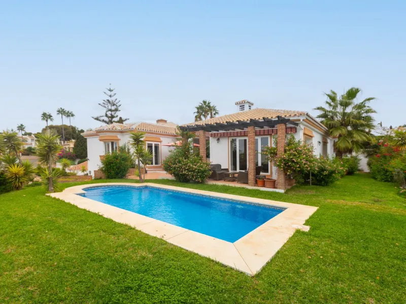Stunning typical Andalusian 200m2 south-facing villa on one floor, partly renovated in 2024, offers sea views and is located in a very popular area of Riviera del Sol in very quiet street, just a 15-minute walk from the beach and 10 minutes from restauran