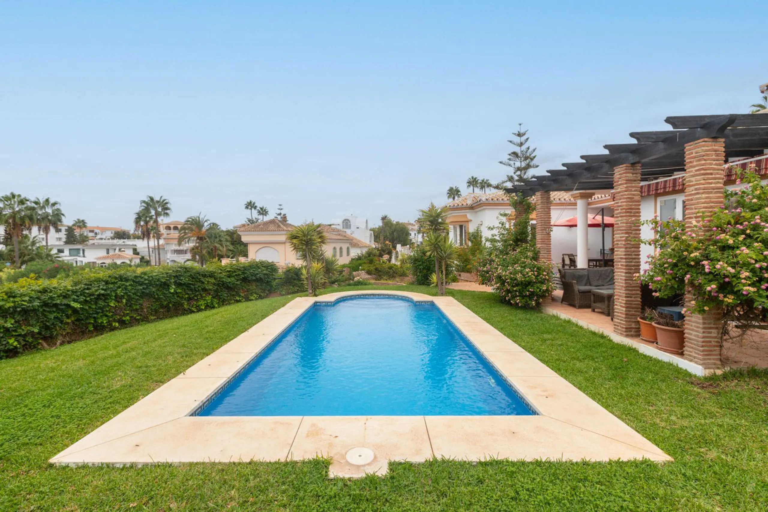 Stunning typical Andalusian 200m2 south-facing villa on one floor, partly renovated in 2024, offers sea views and is located in a very popular area of Riviera del Sol in very quiet street, just a 15-minute walk from the beach and 10 minutes from restauran