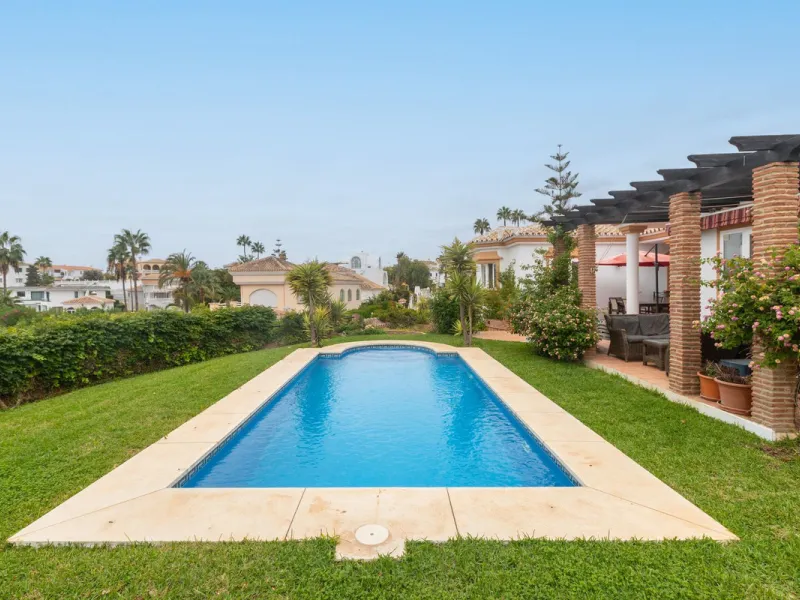 Stunning typical Andalusian 200m2 south-facing villa on one floor, partly renovated in 2024, offers sea views and is located in a very popular area of Riviera del Sol in very quiet street, just a 15-minute walk from the beach and 10 minutes from restauran