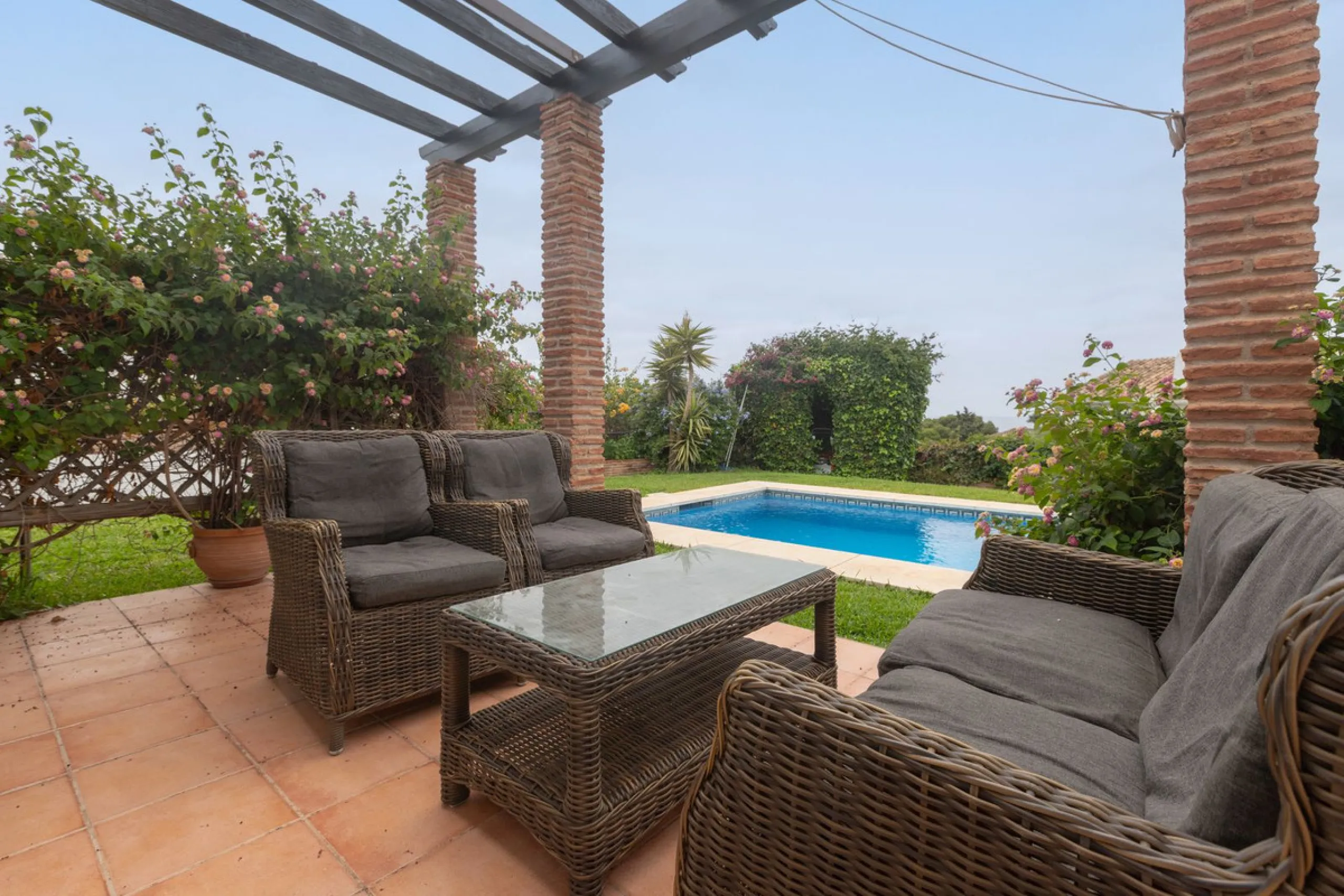 Stunning typical Andalusian 200m2 south-facing villa on one floor, partly renovated in 2024, offers sea views and is located in a very popular area of Riviera del Sol in very quiet street, just a 15-minute walk from the beach and 10 minutes from restauran