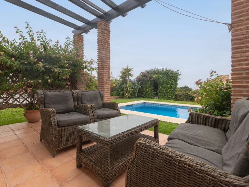 Stunning typical Andalusian 200m2 south-facing villa on one floor, partly renovated in 2024, offers sea views and is located in a very popular area of Riviera del Sol in very quiet street, just a 15-minute walk from the beach and 10 minutes from restauran