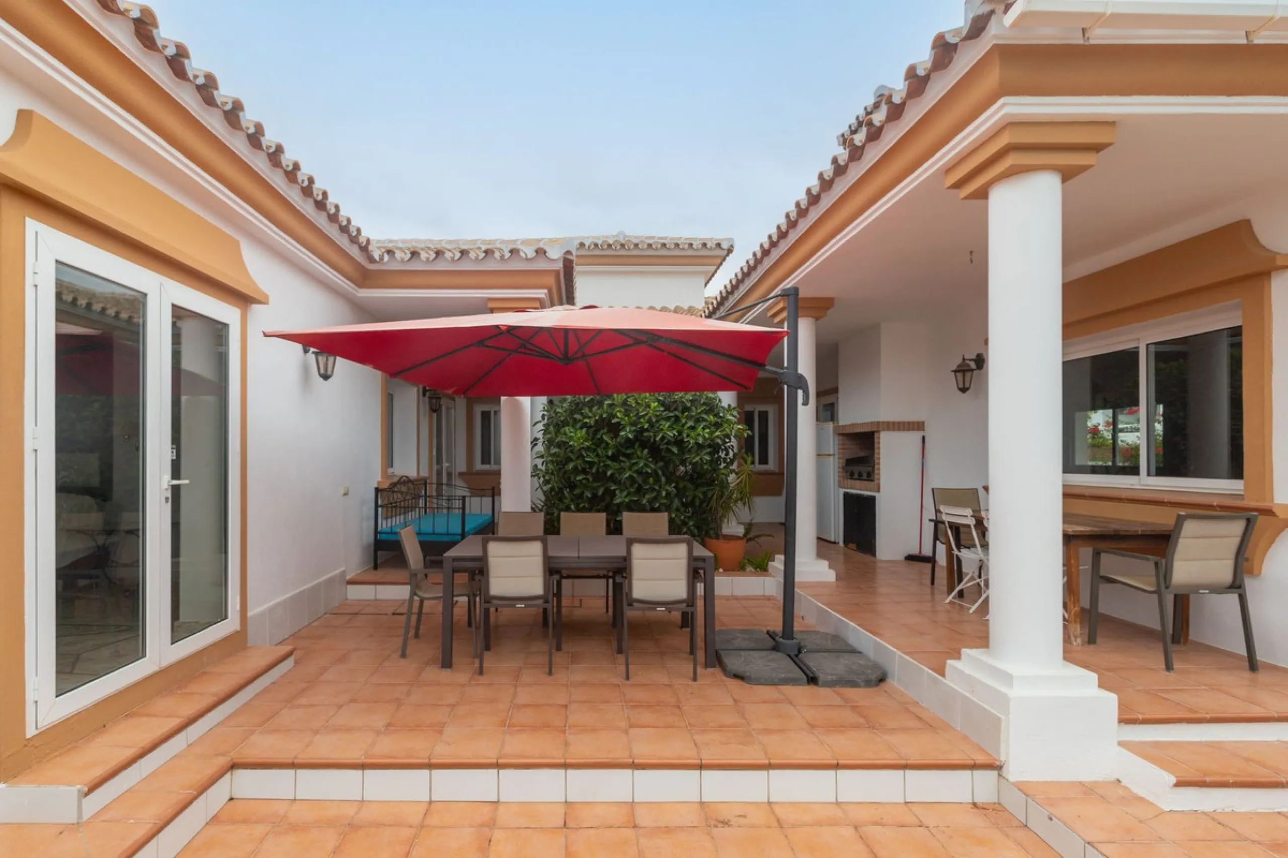 Stunning typical Andalusian 200m2 south-facing villa on one floor, partly renovated in 2024, offers sea views and is located in a very popular area of Riviera del Sol in very quiet street, just a 15-minute walk from the beach and 10 minutes from restauran