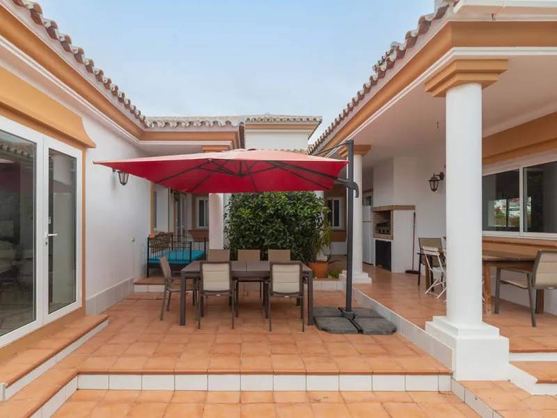 Stunning typical Andalusian 200m2 south-facing villa on one floor, partly renovated in 2024, offers sea views and is located in a very popular area of Riviera del Sol in very quiet street, just a 15-minute walk from the beach and 10 minutes from restauran