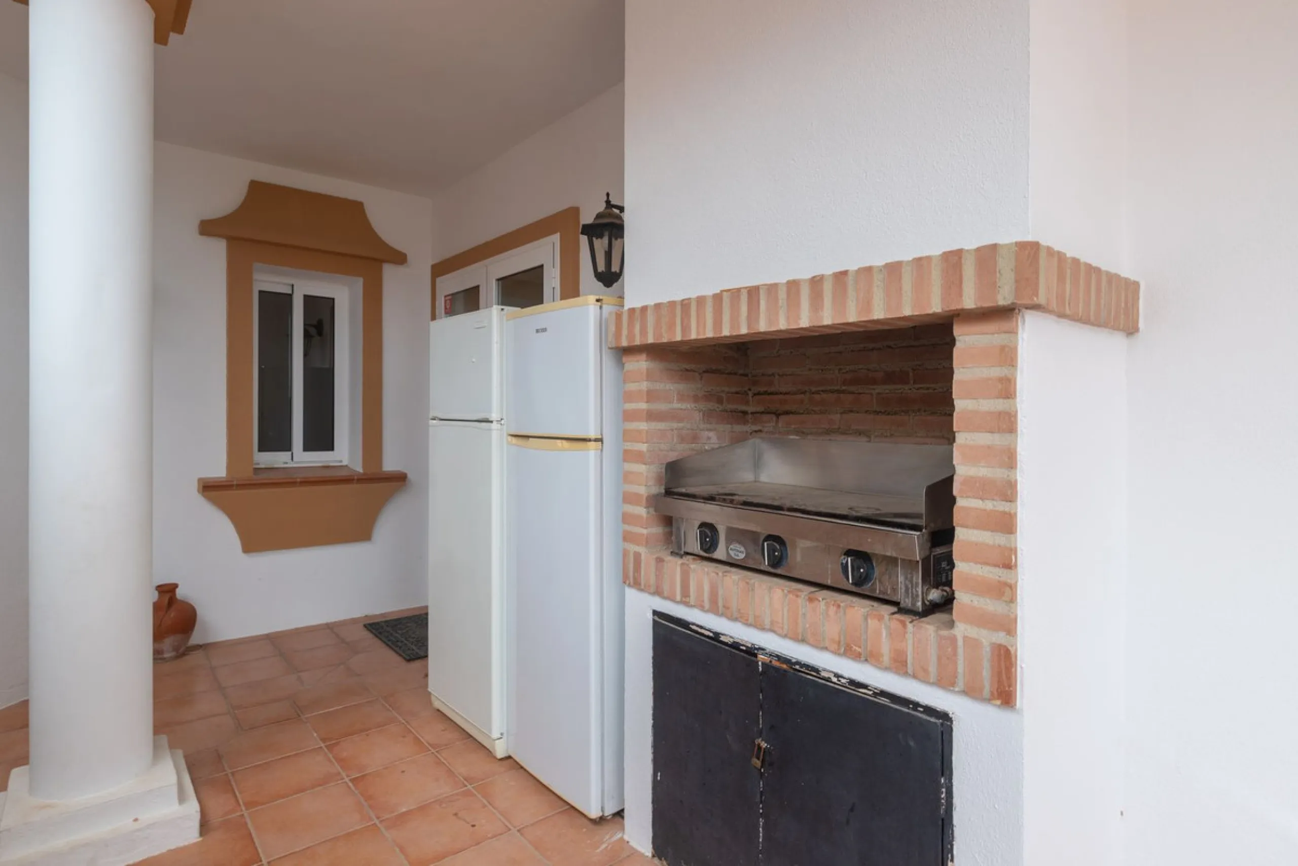 Stunning typical Andalusian 200m2 south-facing villa on one floor, partly renovated in 2024, offers sea views and is located in a very popular area of Riviera del Sol in very quiet street, just a 15-minute walk from the beach and 10 minutes from restauran