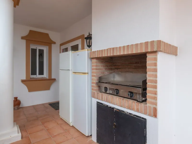 Stunning typical Andalusian 200m2 south-facing villa on one floor, partly renovated in 2024, offers sea views and is located in a very popular area of Riviera del Sol in very quiet street, just a 15-minute walk from the beach and 10 minutes from restauran