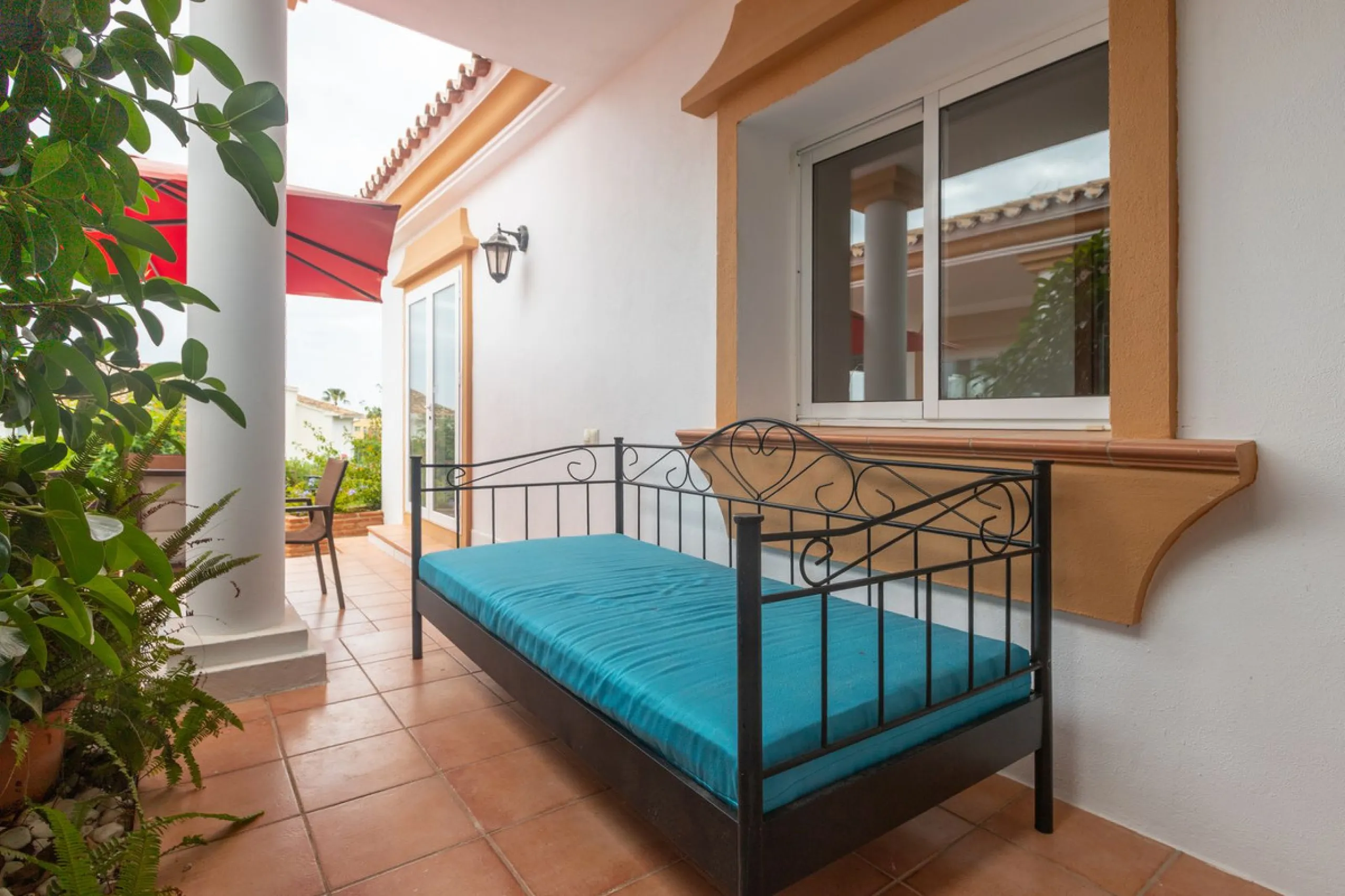Stunning typical Andalusian 200m2 south-facing villa on one floor, partly renovated in 2024, offers sea views and is located in a very popular area of Riviera del Sol in very quiet street, just a 15-minute walk from the beach and 10 minutes from restauran