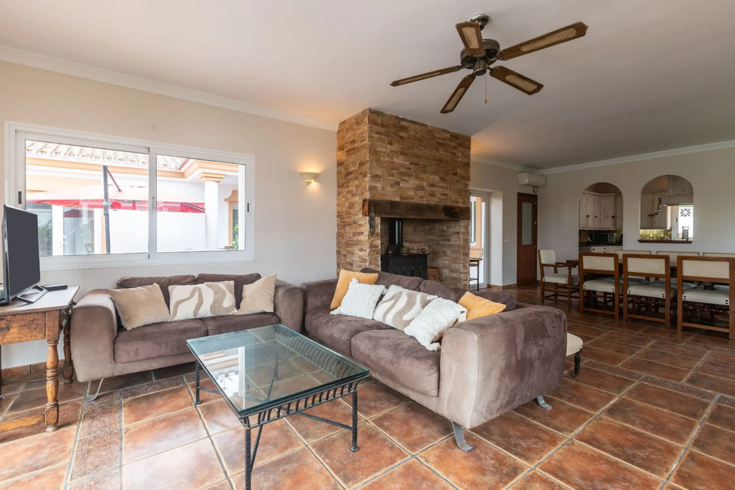 Stunning typical Andalusian 200m2 south-facing villa on one floor, partly renovated in 2024, offers sea views and is located in a very popular area of Riviera del Sol in very quiet street, just a 15-minute walk from the beach and 10 minutes from restauran