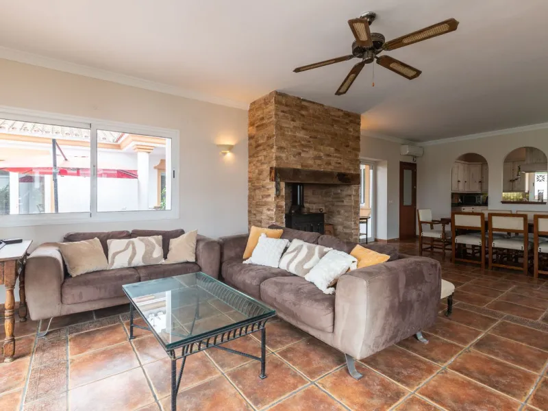 Stunning typical Andalusian 200m2 south-facing villa on one floor, partly renovated in 2024, offers sea views and is located in a very popular area of Riviera del Sol in very quiet street, just a 15-minute walk from the beach and 10 minutes from restauran