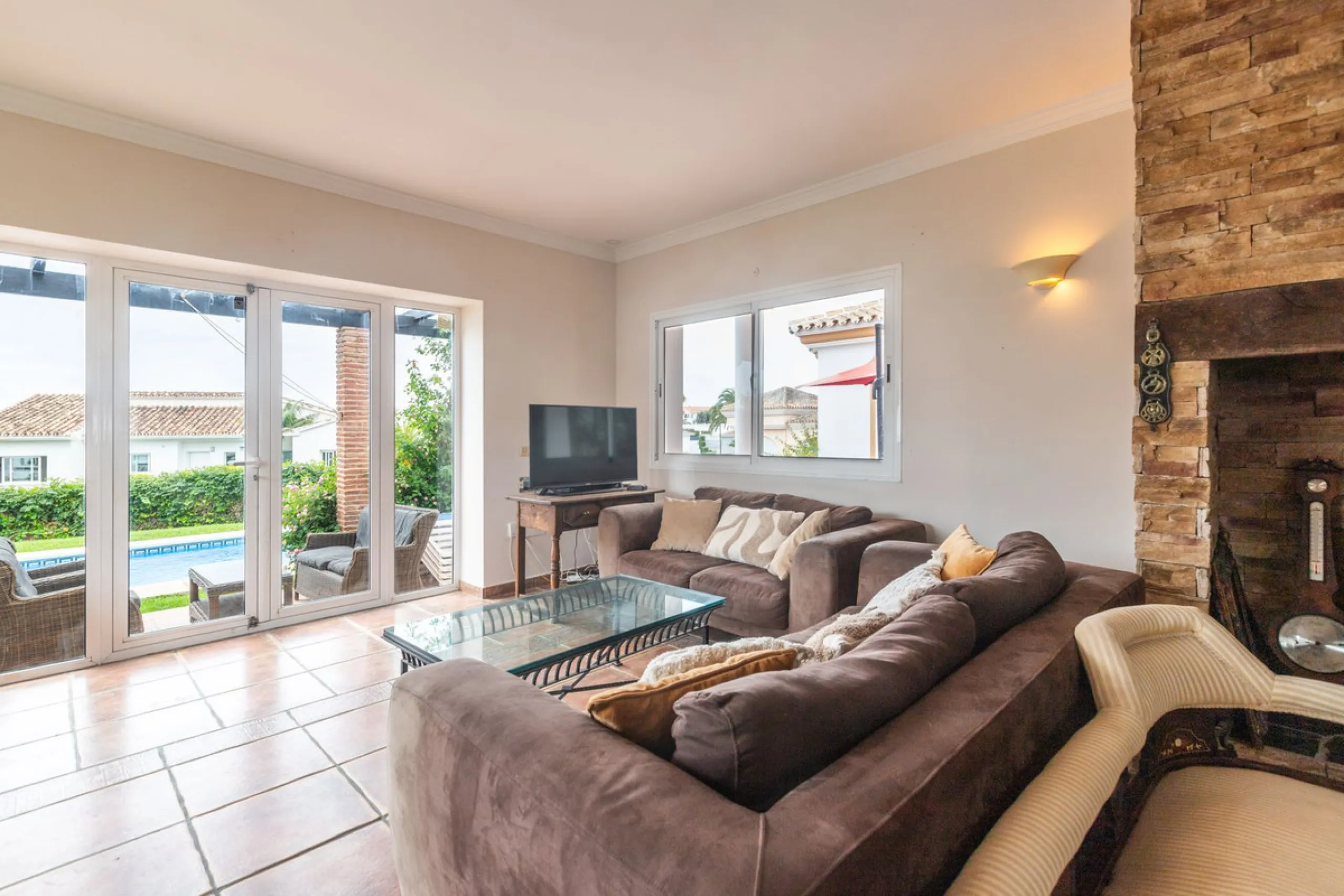 Stunning typical Andalusian 200m2 south-facing villa on one floor, partly renovated in 2024, offers sea views and is located in a very popular area of Riviera del Sol in very quiet street, just a 15-minute walk from the beach and 10 minutes from restauran