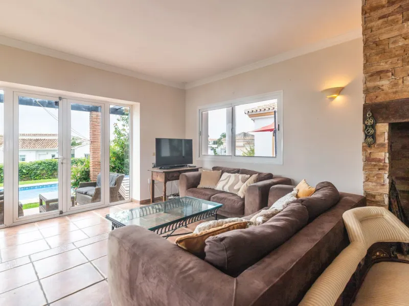 Stunning typical Andalusian 200m2 south-facing villa on one floor, partly renovated in 2024, offers sea views and is located in a very popular area of Riviera del Sol in very quiet street, just a 15-minute walk from the beach and 10 minutes from restauran