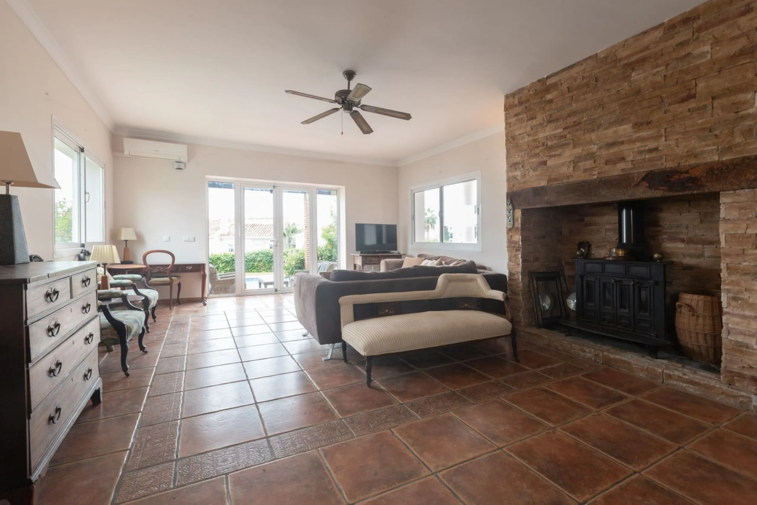 Stunning typical Andalusian 200m2 south-facing villa on one floor, partly renovated in 2024, offers sea views and is located in a very popular area of Riviera del Sol in very quiet street, just a 15-minute walk from the beach and 10 minutes from restauran