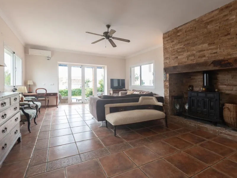 Stunning typical Andalusian 200m2 south-facing villa on one floor, partly renovated in 2024, offers sea views and is located in a very popular area of Riviera del Sol in very quiet street, just a 15-minute walk from the beach and 10 minutes from restauran