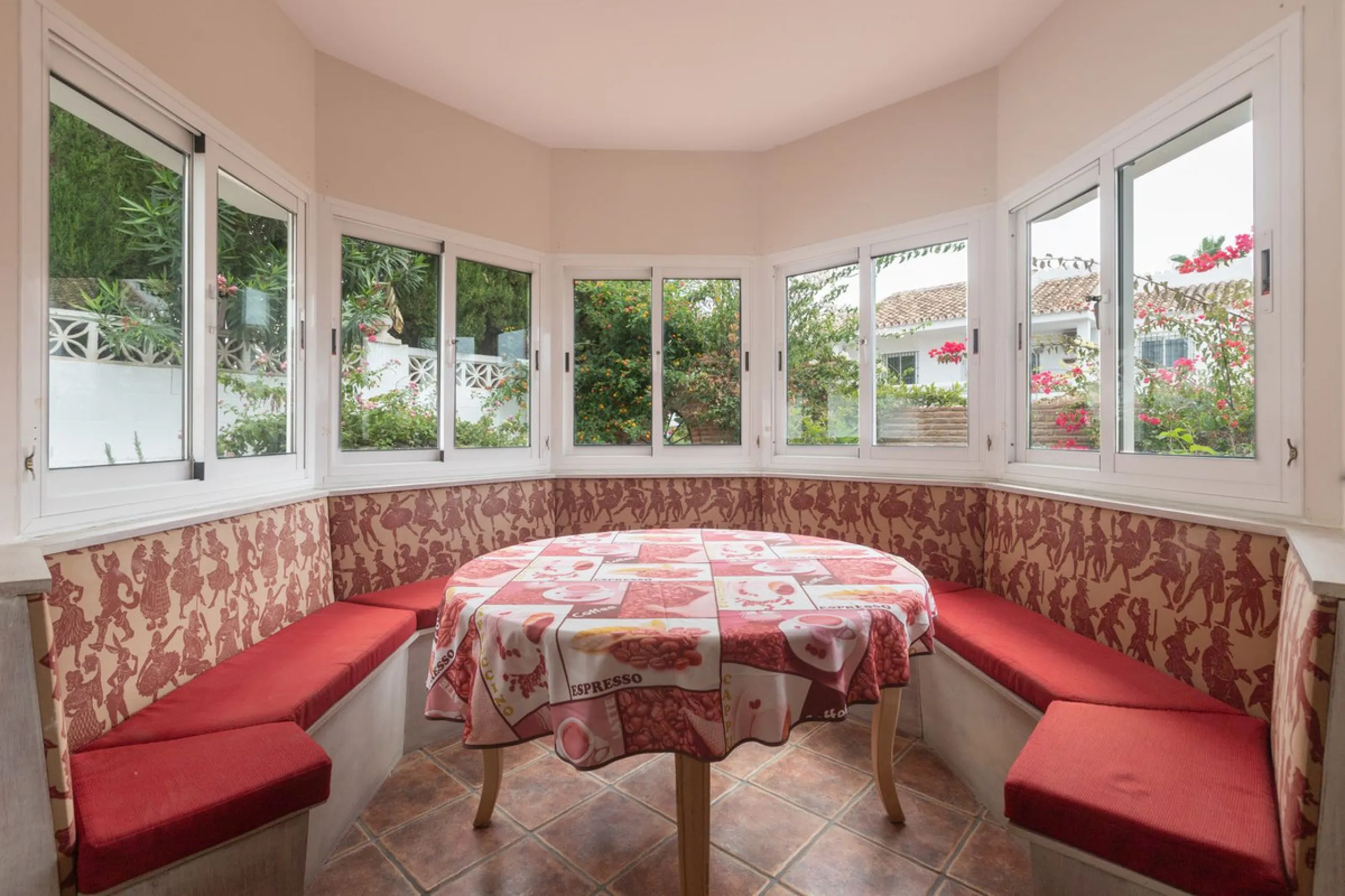 Stunning typical Andalusian 200m2 south-facing villa on one floor, partly renovated in 2024, offers sea views and is located in a very popular area of Riviera del Sol in very quiet street, just a 15-minute walk from the beach and 10 minutes from restauran