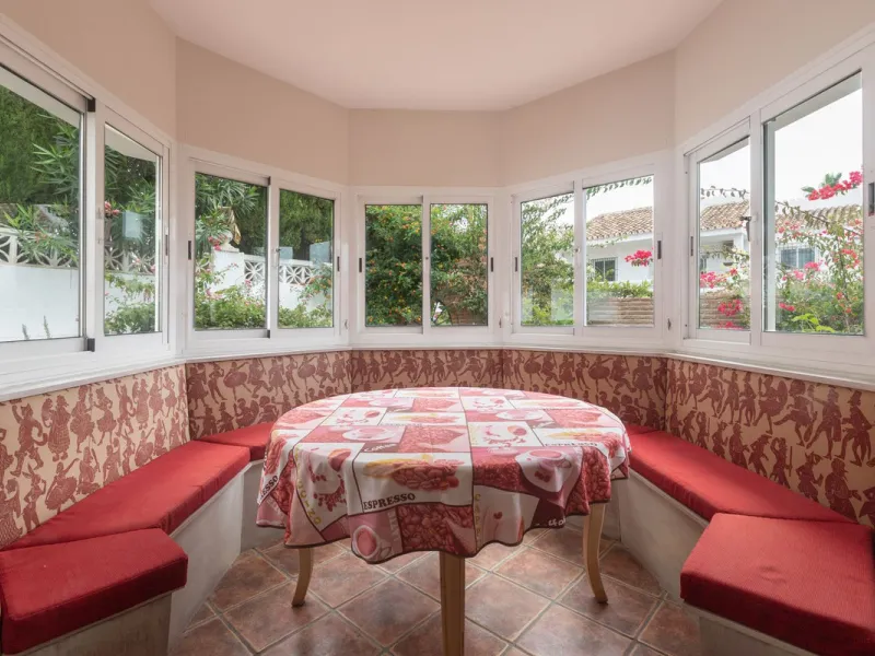 Stunning typical Andalusian 200m2 south-facing villa on one floor, partly renovated in 2024, offers sea views and is located in a very popular area of Riviera del Sol in very quiet street, just a 15-minute walk from the beach and 10 minutes from restauran