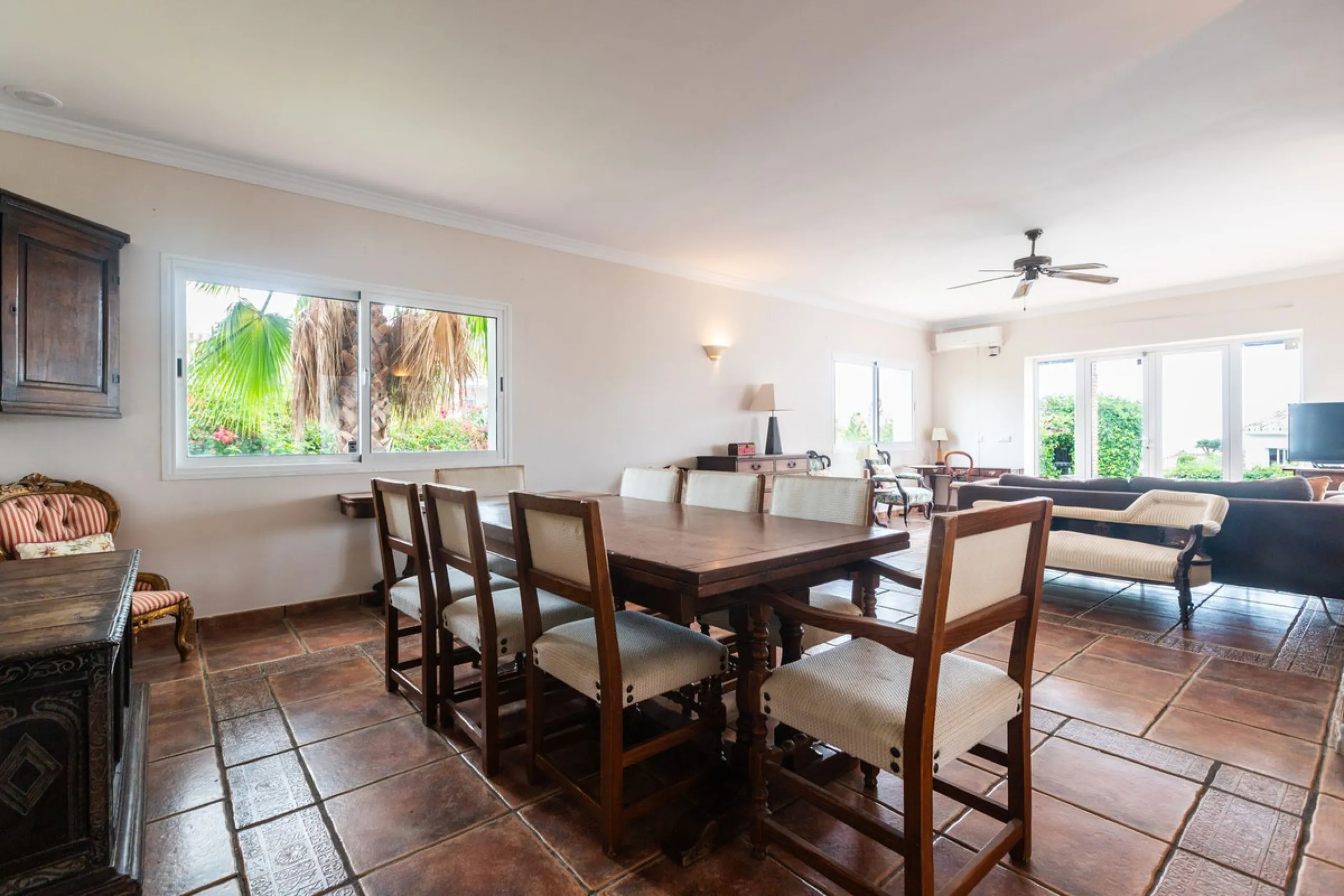 Stunning typical Andalusian 200m2 south-facing villa on one floor, partly renovated in 2024, offers sea views and is located in a very popular area of Riviera del Sol in very quiet street, just a 15-minute walk from the beach and 10 minutes from restauran