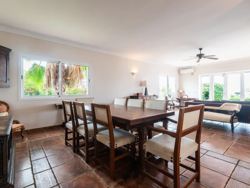 Stunning typical Andalusian 200m2 south-facing villa on one floor, partly renovated in 2024, offers sea views and is located in a very popular area of Riviera del Sol in very quiet street, just a 15-minute walk from the beach and 10 minutes from restauran