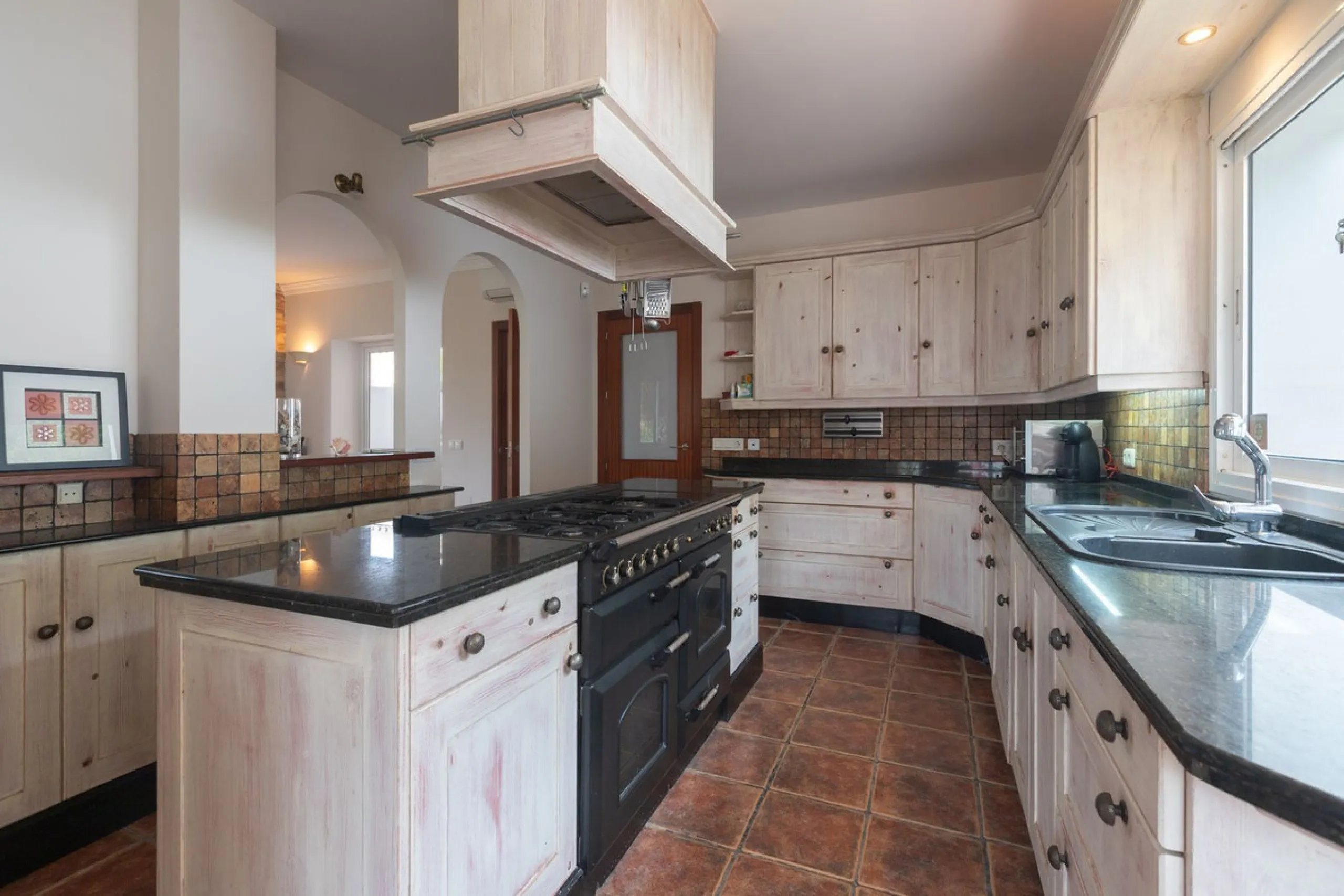 Stunning typical Andalusian 200m2 south-facing villa on one floor, partly renovated in 2024, offers sea views and is located in a very popular area of Riviera del Sol in very quiet street, just a 15-minute walk from the beach and 10 minutes from restauran