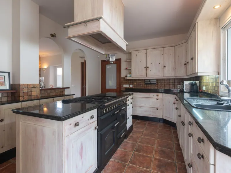 Stunning typical Andalusian 200m2 south-facing villa on one floor, partly renovated in 2024, offers sea views and is located in a very popular area of Riviera del Sol in very quiet street, just a 15-minute walk from the beach and 10 minutes from restauran