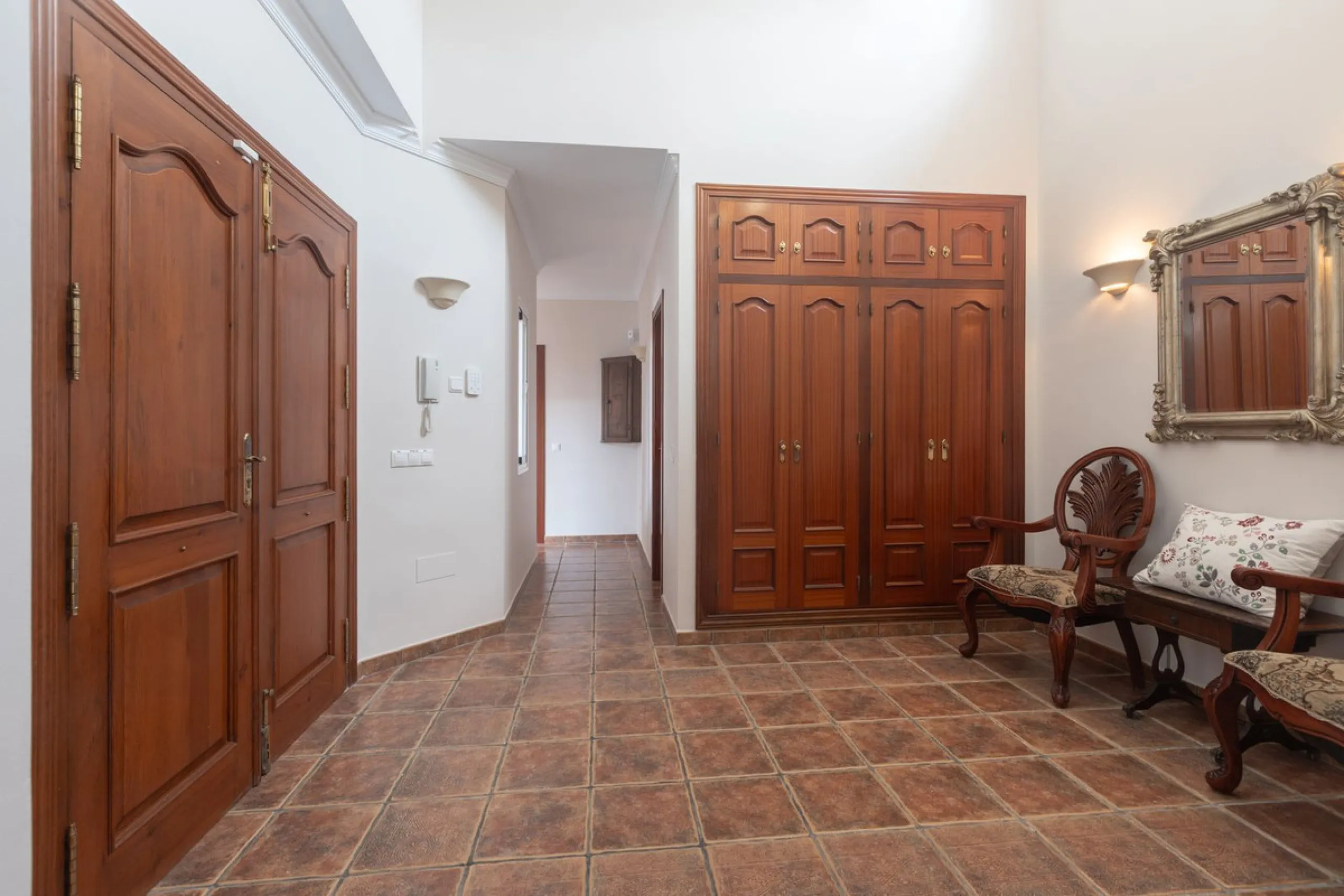 Stunning typical Andalusian 200m2 south-facing villa on one floor, partly renovated in 2024, offers sea views and is located in a very popular area of Riviera del Sol in very quiet street, just a 15-minute walk from the beach and 10 minutes from restauran