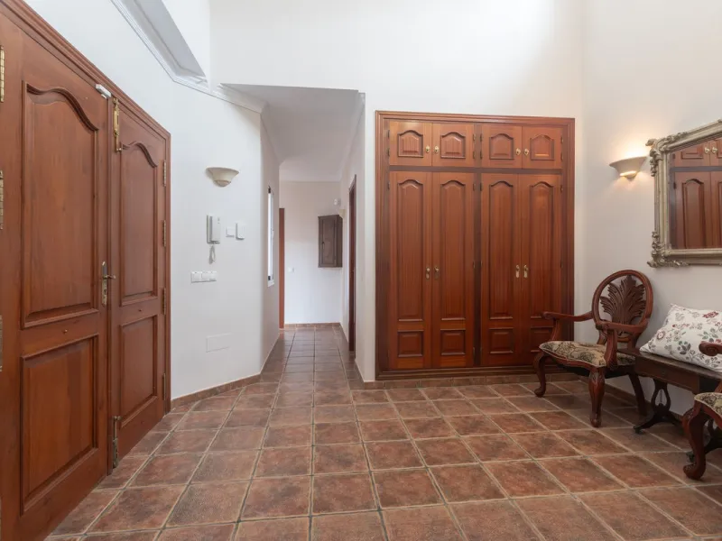 Stunning typical Andalusian 200m2 south-facing villa on one floor, partly renovated in 2024, offers sea views and is located in a very popular area of Riviera del Sol in very quiet street, just a 15-minute walk from the beach and 10 minutes from restauran