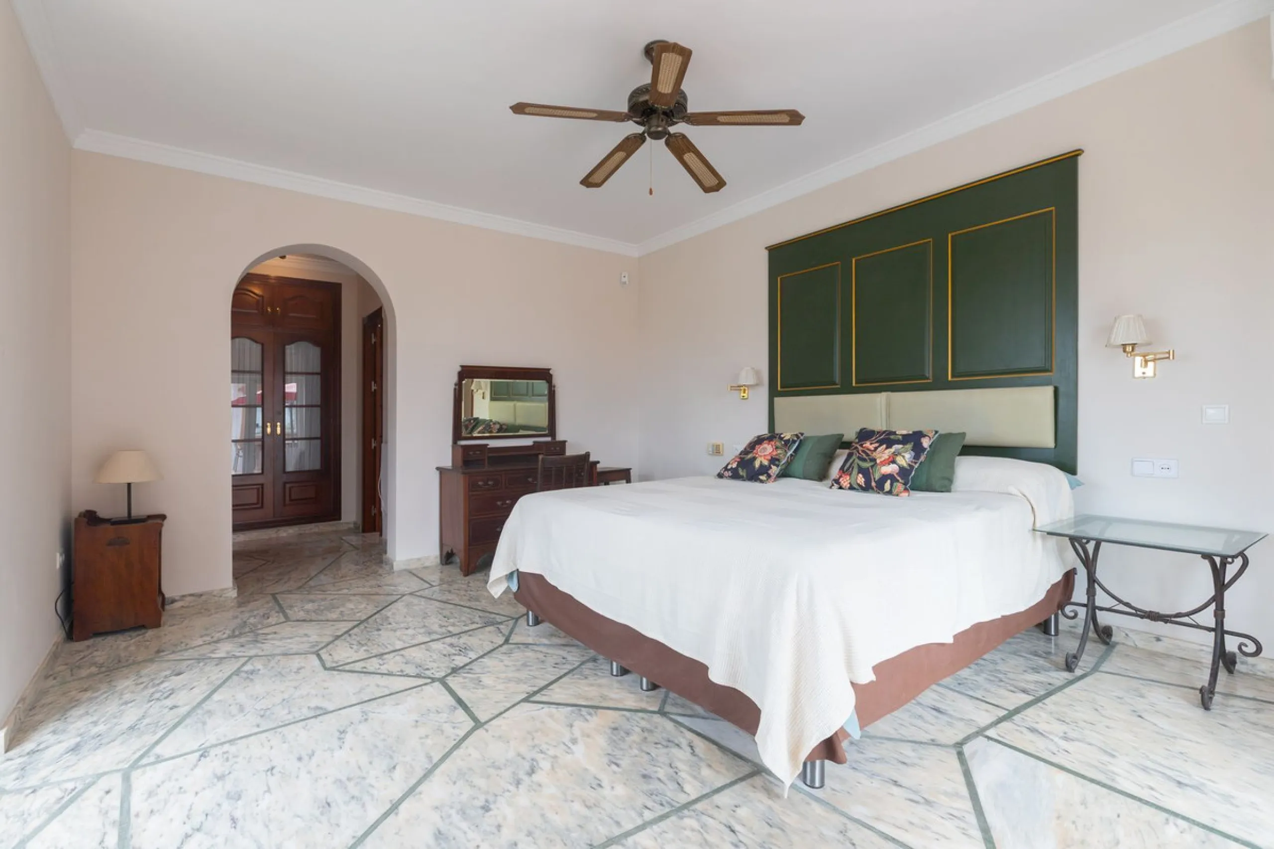 Stunning typical Andalusian 200m2 south-facing villa on one floor, partly renovated in 2024, offers sea views and is located in a very popular area of Riviera del Sol in very quiet street, just a 15-minute walk from the beach and 10 minutes from restauran