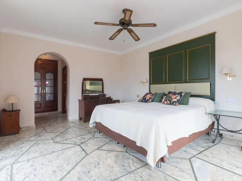 Stunning typical Andalusian 200m2 south-facing villa on one floor, partly renovated in 2024, offers sea views and is located in a very popular area of Riviera del Sol in very quiet street, just a 15-minute walk from the beach and 10 minutes from restauran